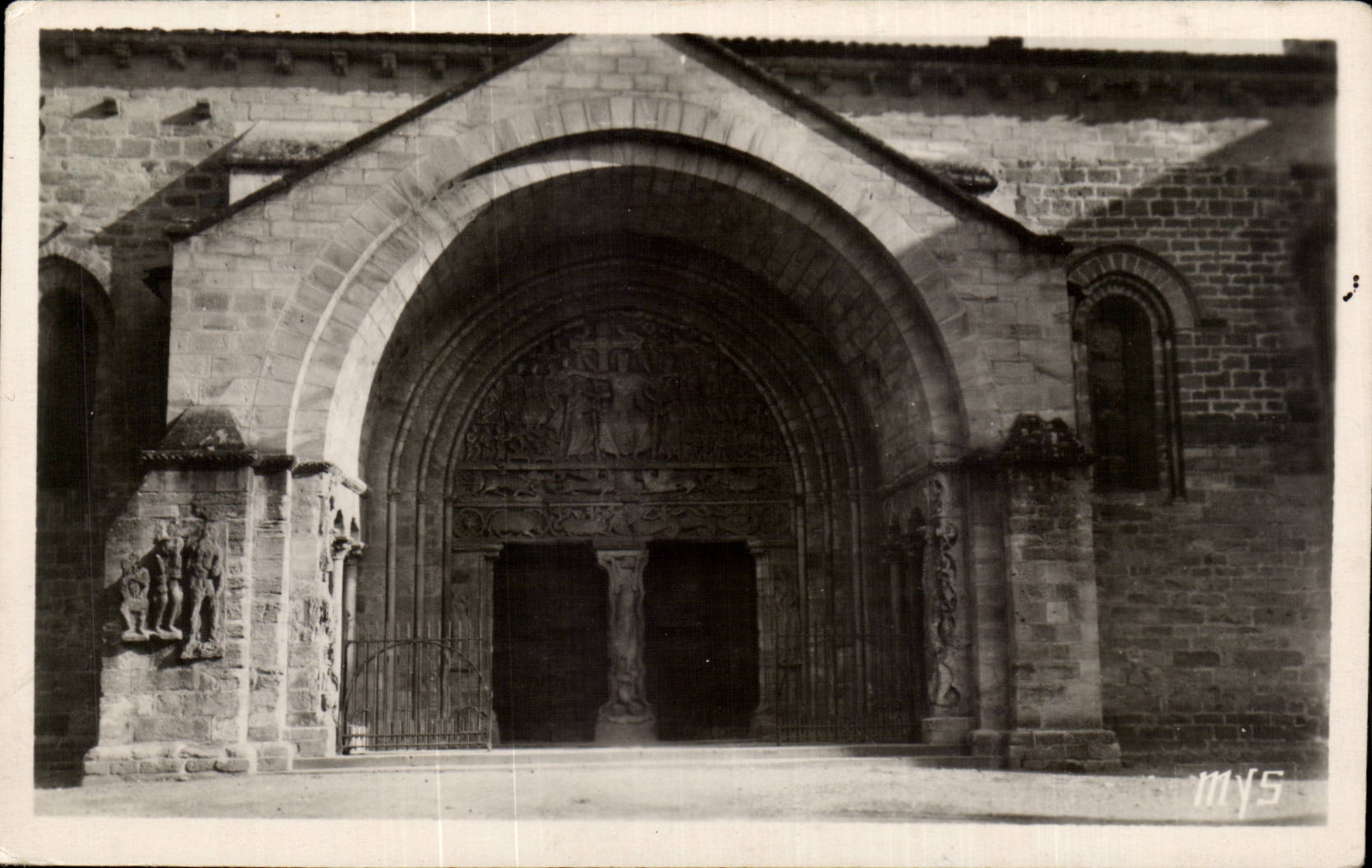 CPSM Beaulieu on the Dordogne the famous gate