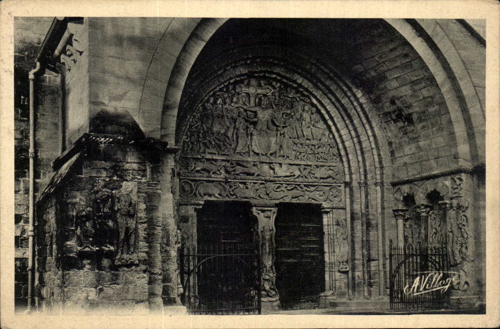 CPA Beaulieu on the Dordogne Gate of the church St Pierre