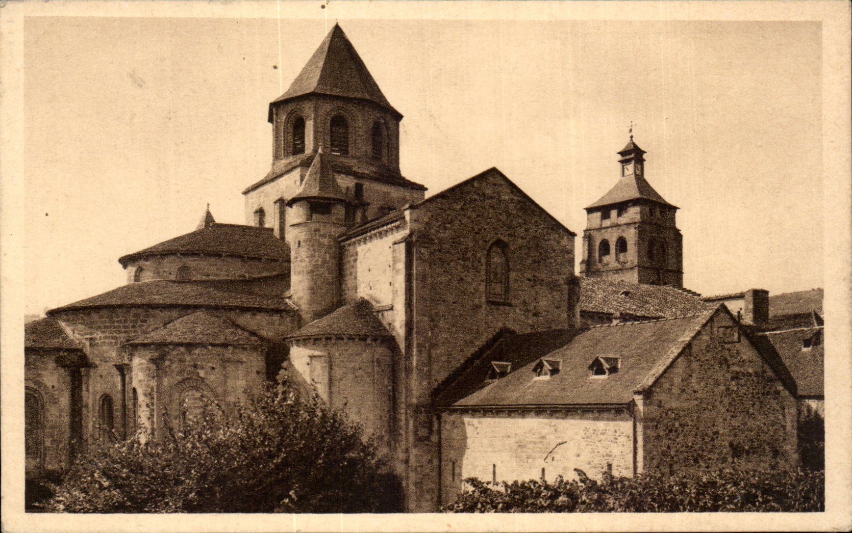 CPA Beaulieu on the Dordogne Apse of the church St Pierre