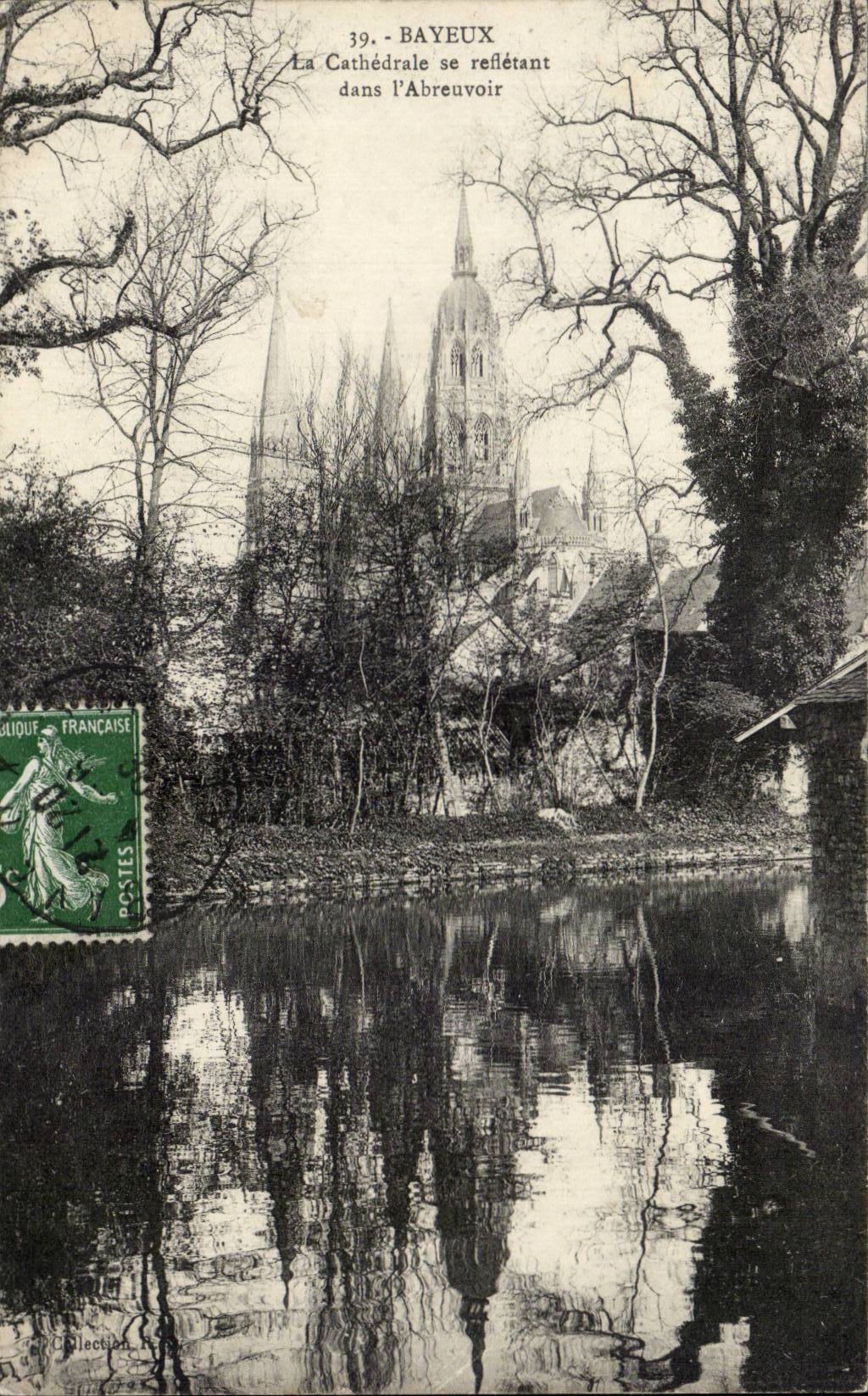 CPA Bayeux die Kathedrale die in der Futterungabflussrinne reflektiert wird
