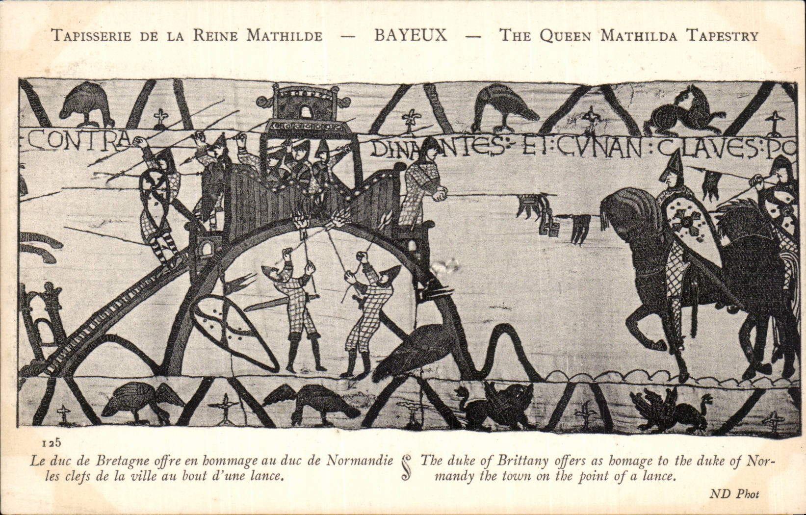 CPA Bayeux Tapisserie of the Mathilde Queen the duke of Brittany offers in homage to the duke of Normandy the keys of the city
