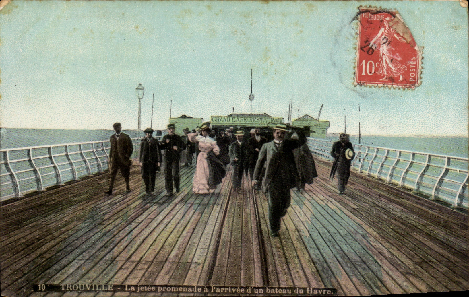 CPA Trouville the pier walk on arrival of a boat of Le Havre