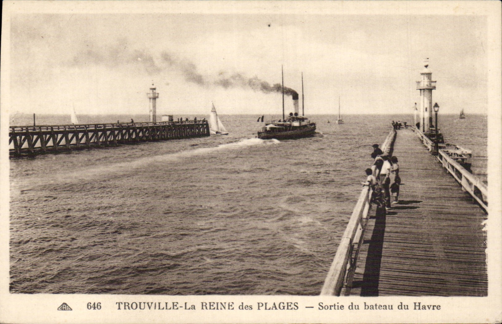 CPA Trouville Queen of the beaches Left the boat of Le Havre