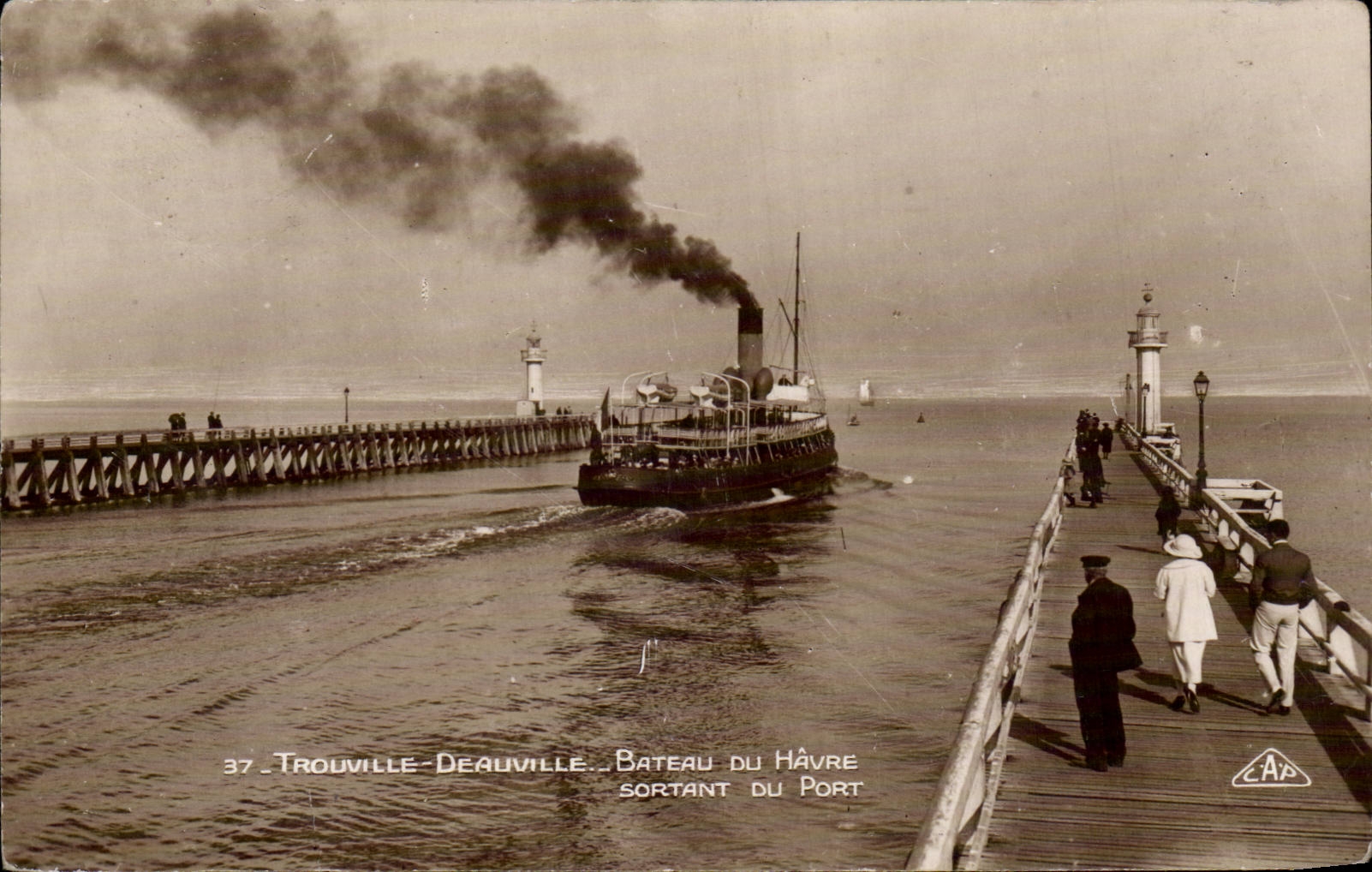 CPA Trouville Deauville Boat of outgoing Le Havre of the port