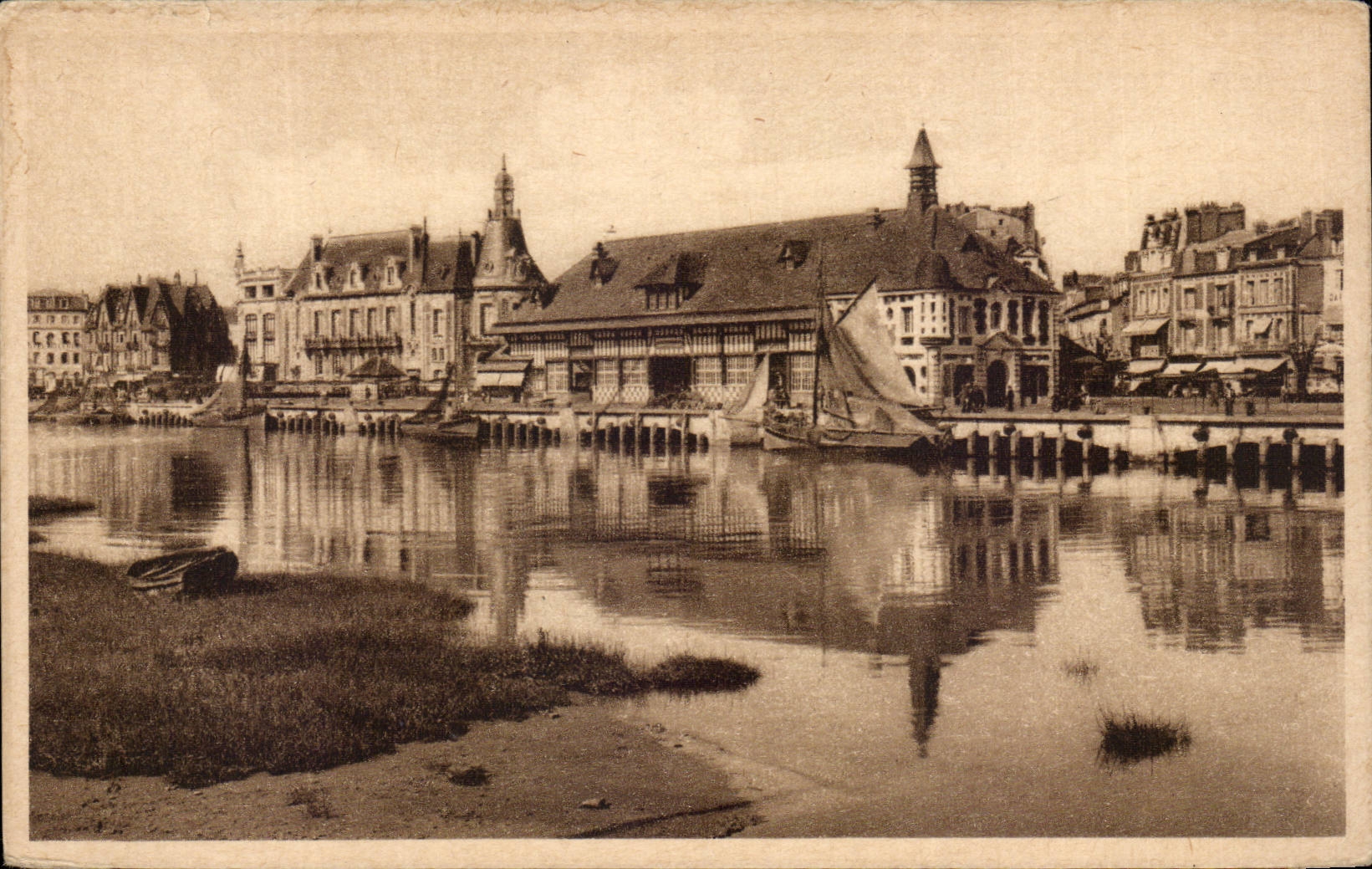 CPA Trouville Queen of the beaches the fish shop
