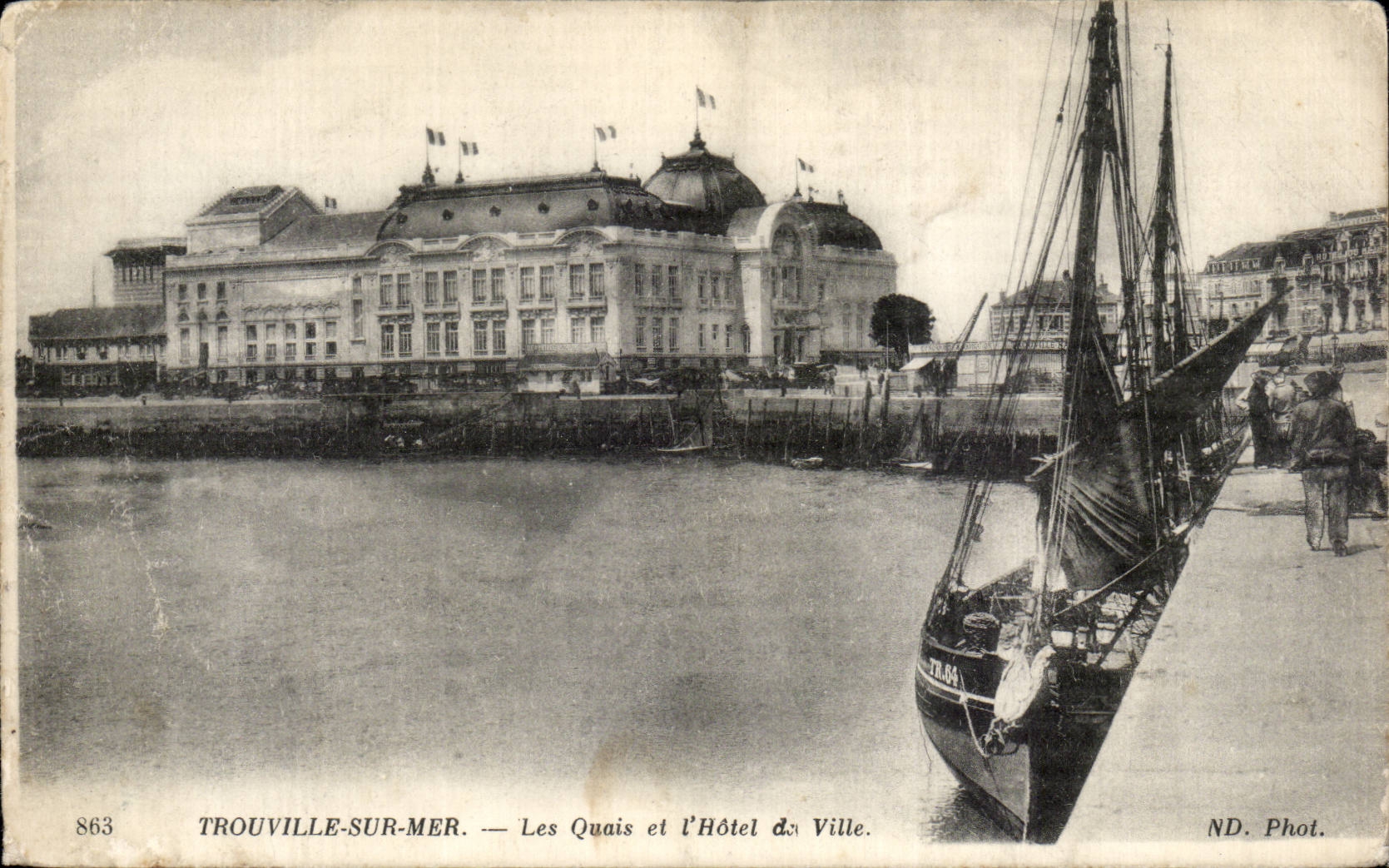 CPA Trouville on sea quays and the town hall