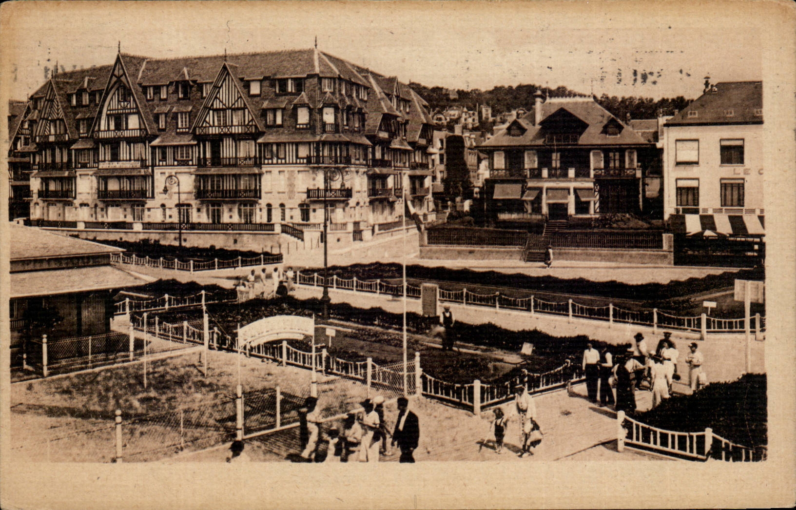 CPA Trouville Queen of the beaches Seen on the boards and the new buildings