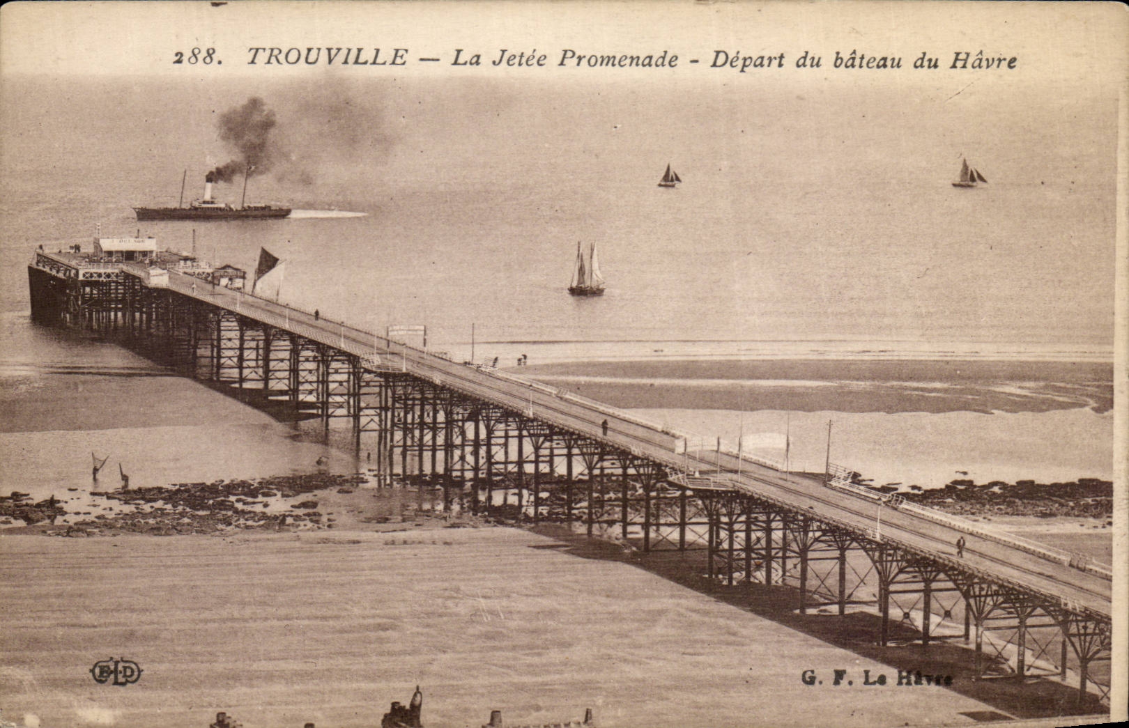 CPA Trouville the pier walk Departure of the bateaau of Le Havre