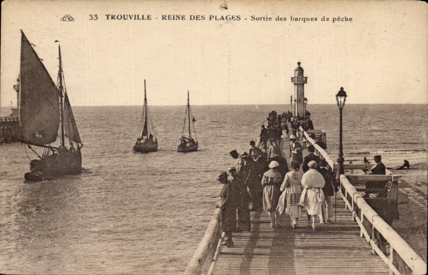 CPA Trouville Queen of the beaches Left the boats of sin