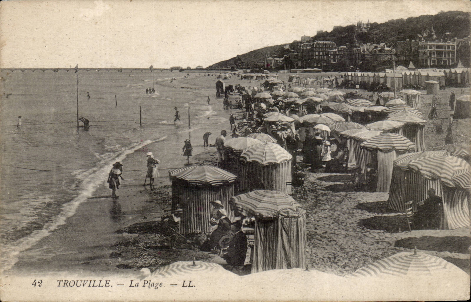 CPA Trouville the beach