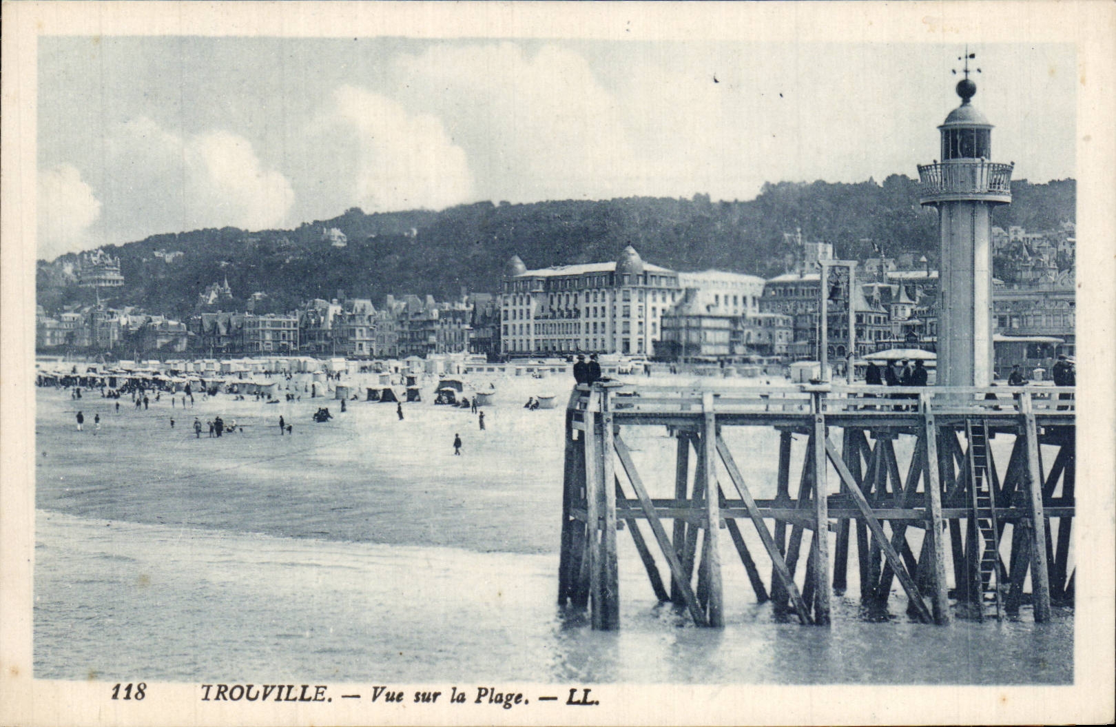 CPA Trouville Seen on the beach