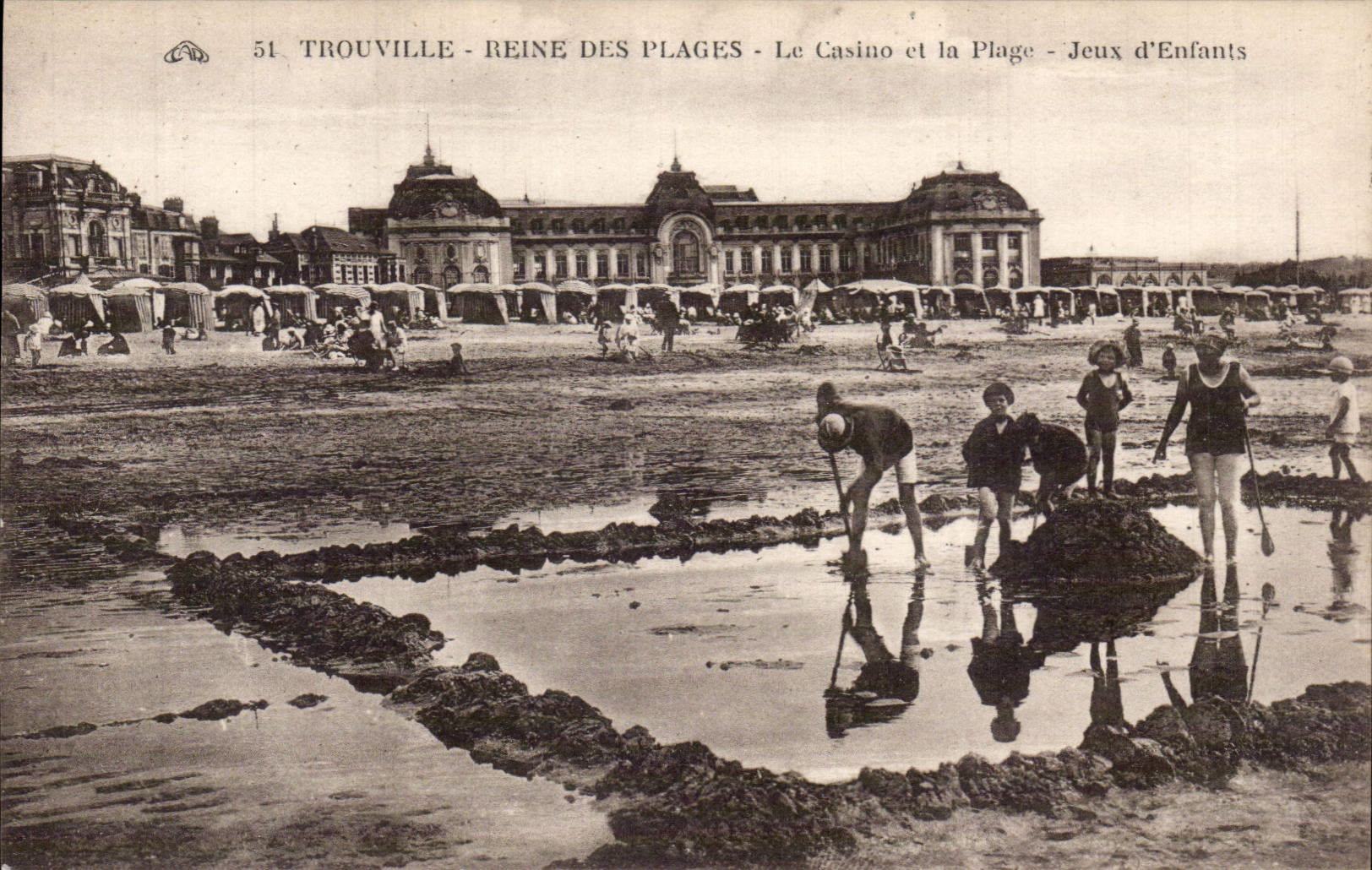 CPA Trouville the queen of the beaches the casino and the beach Sets of children