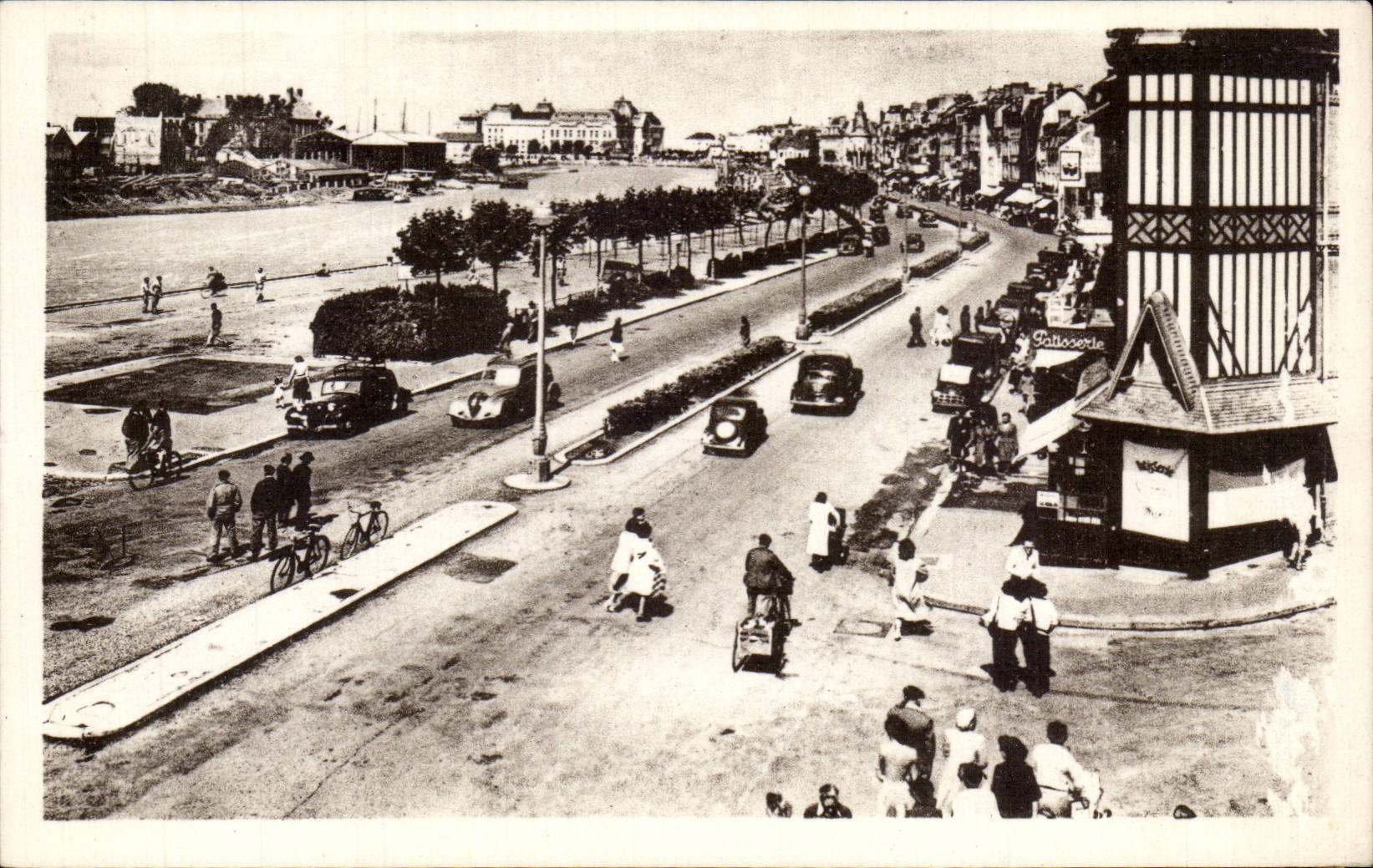 CPA Trouville the Queen of the beaches View on the quays