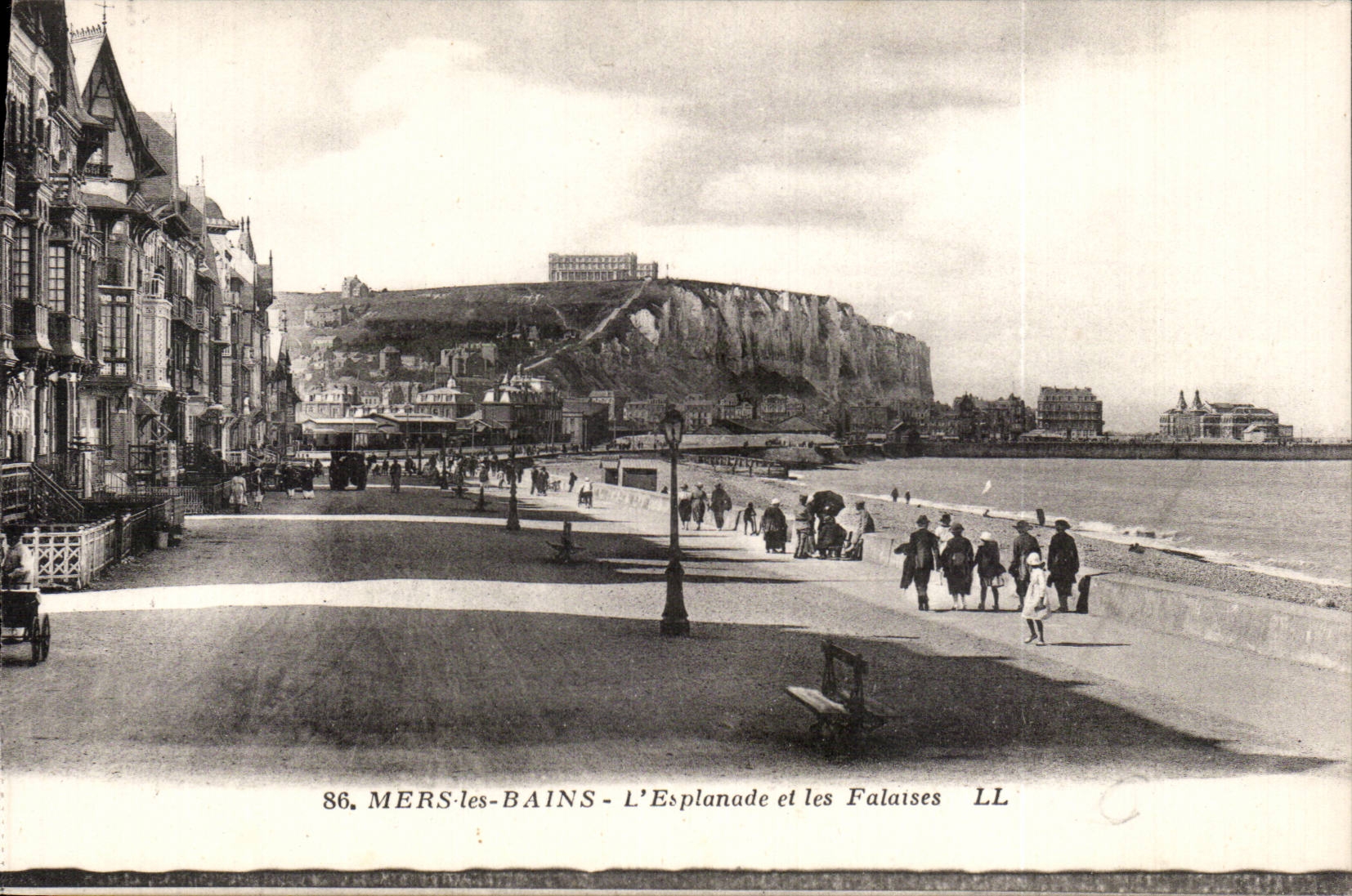 CPA Seas les Bains the esplanade and cliffs