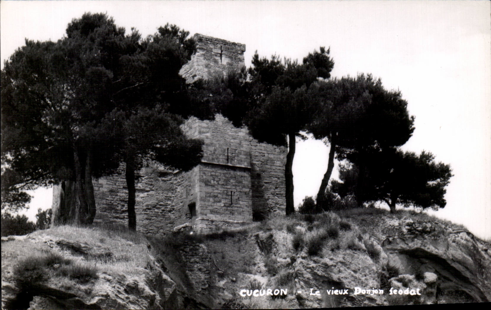 CPSM Cucuron der alte Feudalunterhalt