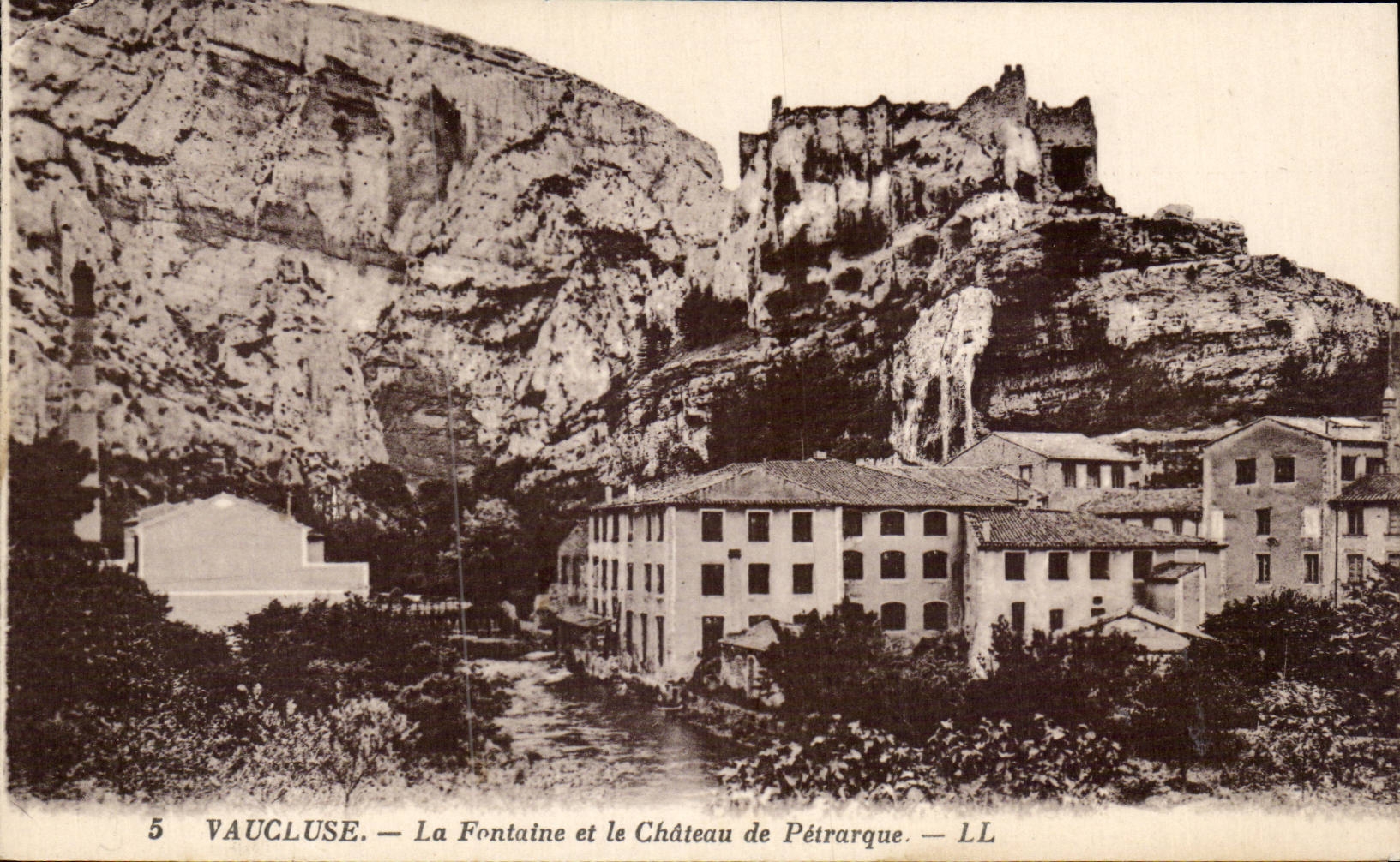CPA Vaucluse der Brunnen und das Schloss von Petrarque