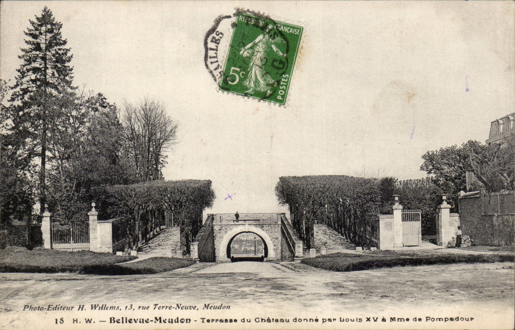 CPA Bellevue Meudon Terrasse du chateau donne par Louis XV a Mme de Pompadour
