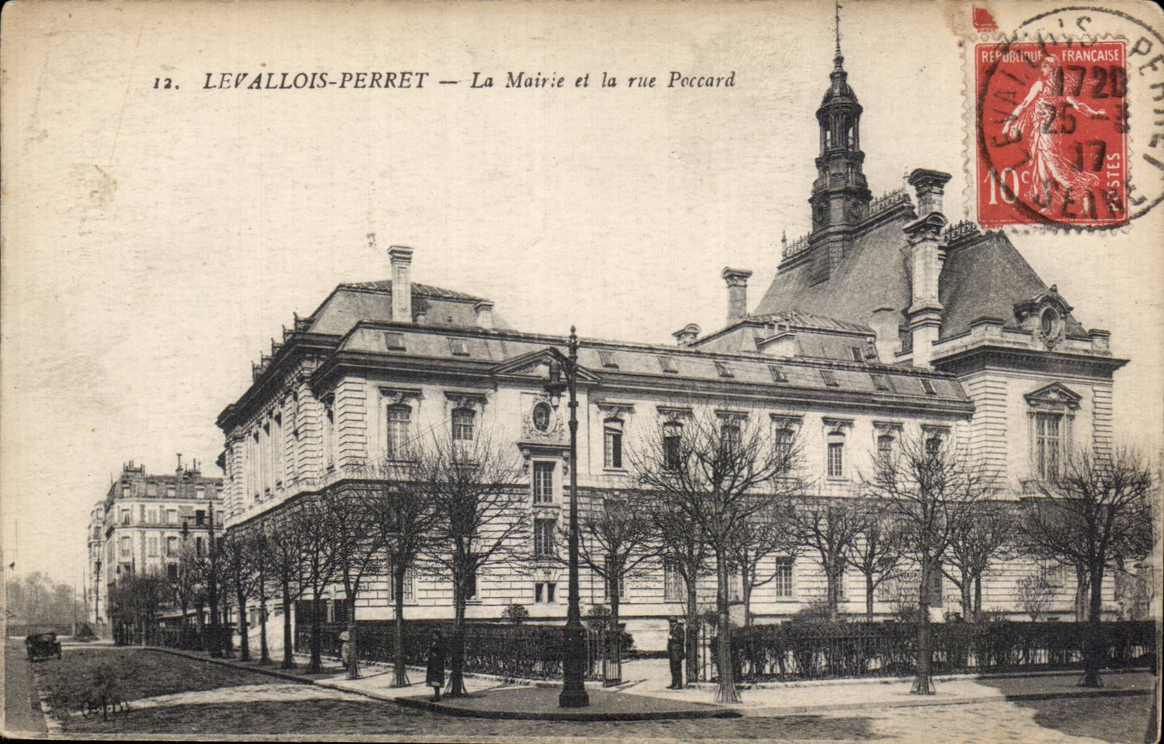CPA Levallois Perret La mairie et la rue Poccard