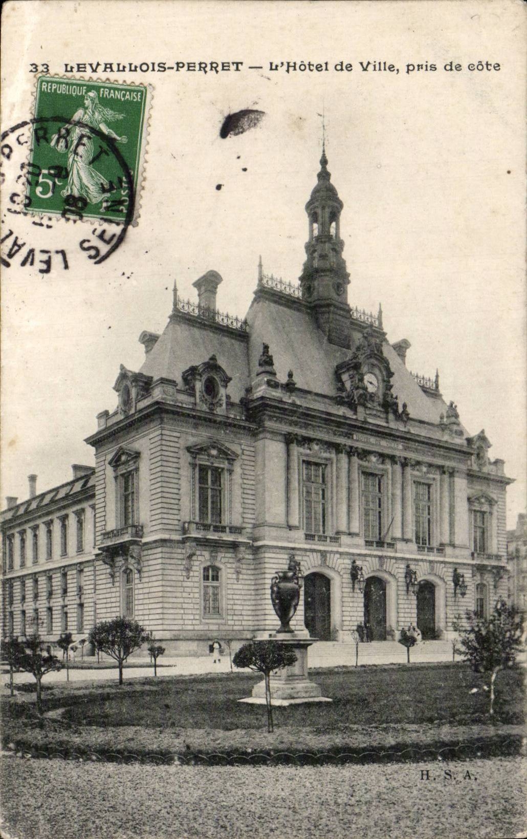 CPA Levallois Perret L'hotel de ville pris de cote