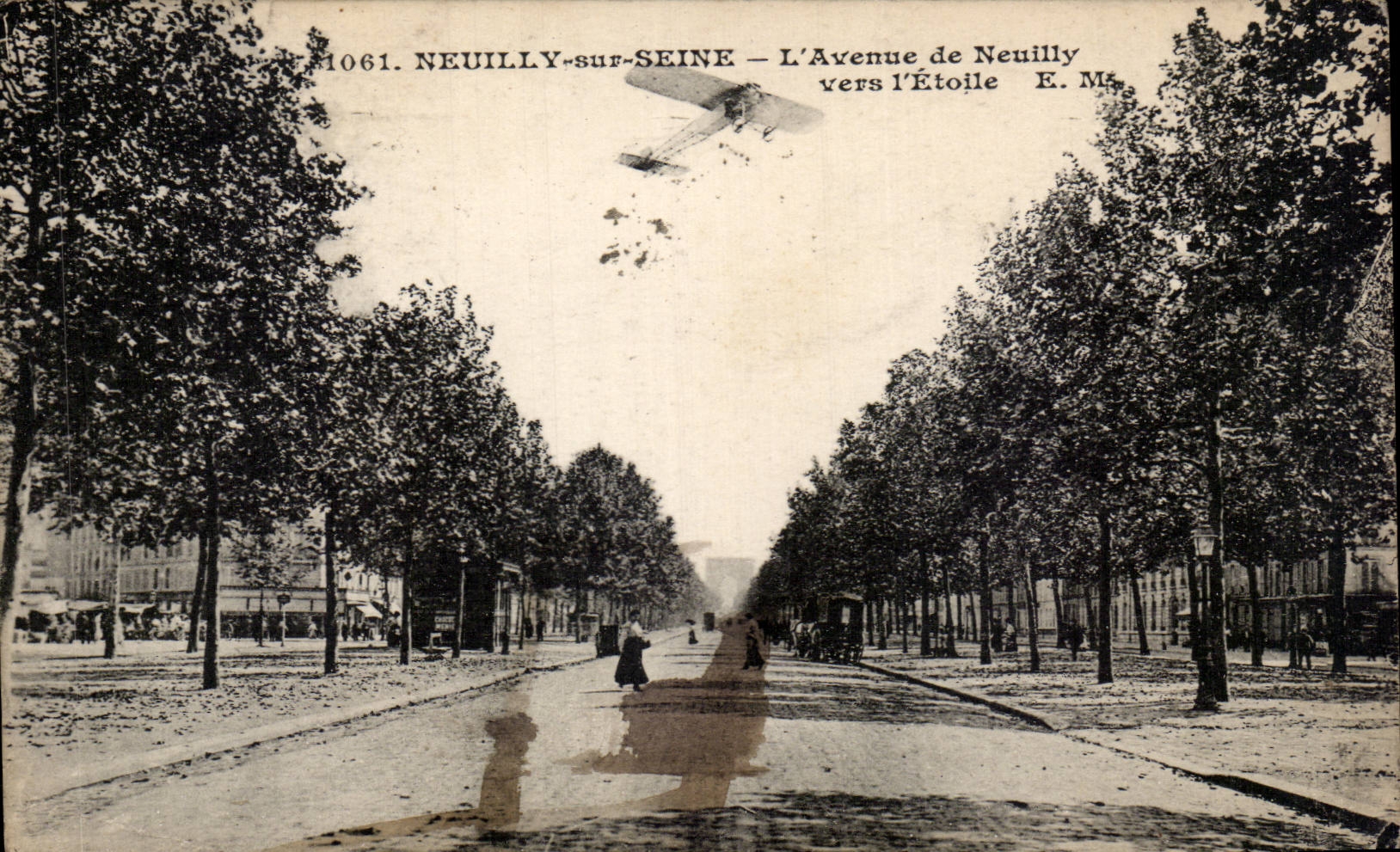 CPA Neuilly sur Seine L'avenue de Neuilly vers l'etoile Avion Aeroplane