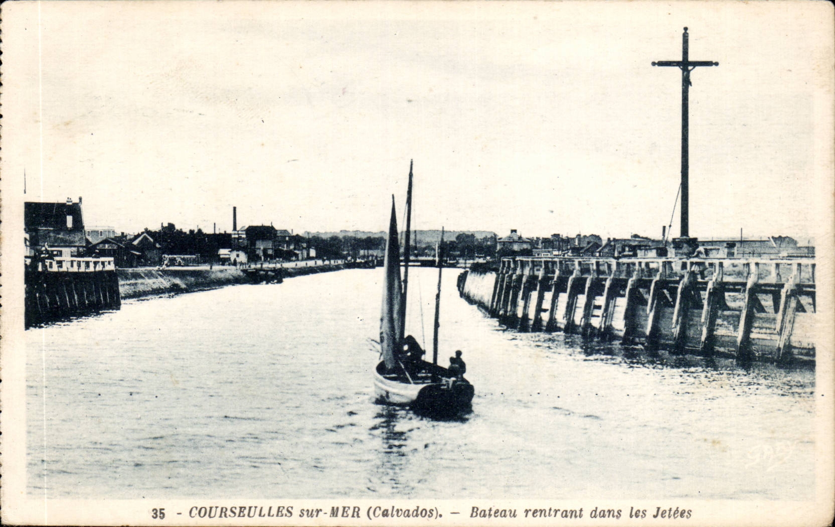 CPA Courseulles on sea Boat returning in the piers
