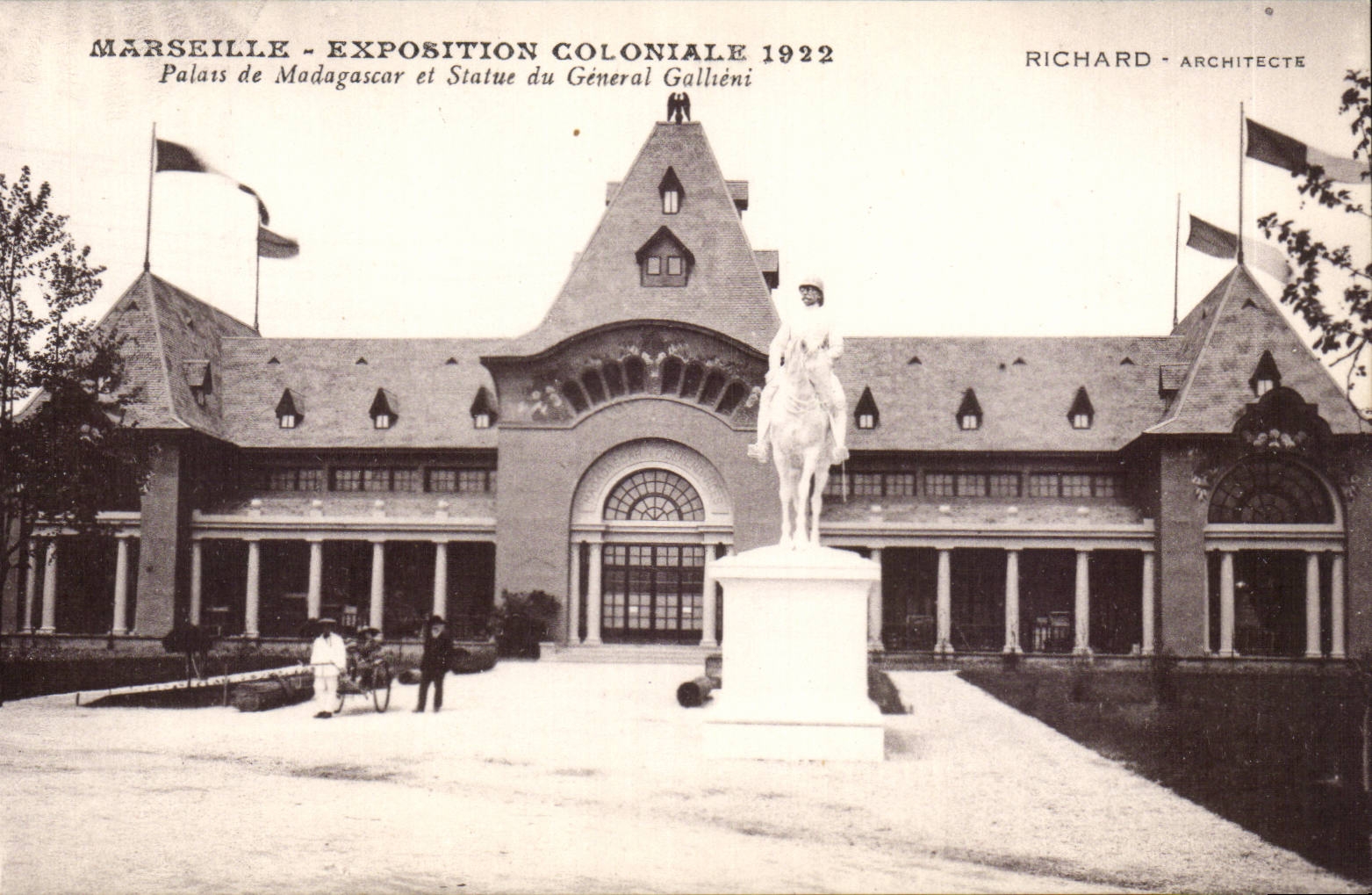 CPA Marseille Exposition coloniale 1922 Palais de Madagascar et statue du General Gallieni