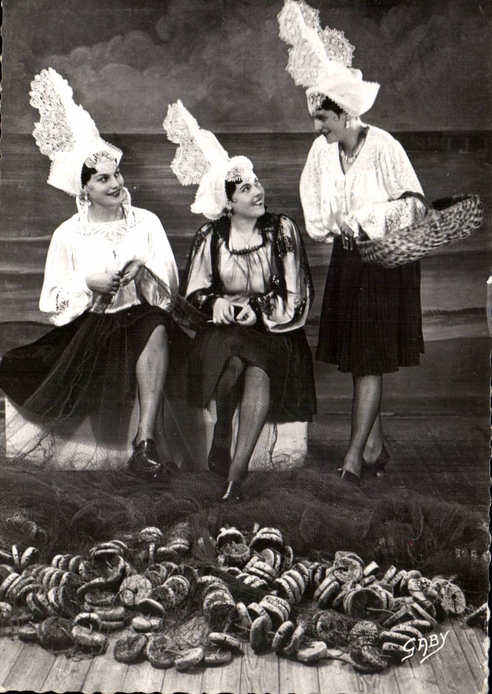 CPA kostumiert versandetes Sablaises welches das Netze Folklore-Kostum repariert