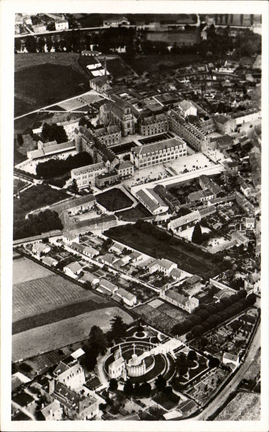 CPSM Pensionnat St Gabriel St Laurent on Separates the martyrdom and St gabriel