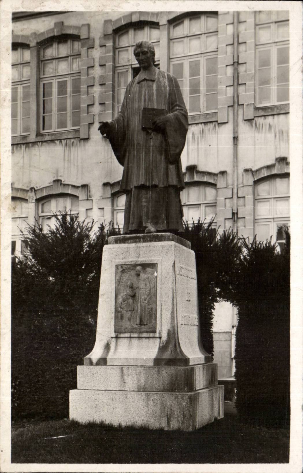 CPSM Internat St Gabriel St Laurent auf Yevre Statue von glucklichem von Montfort