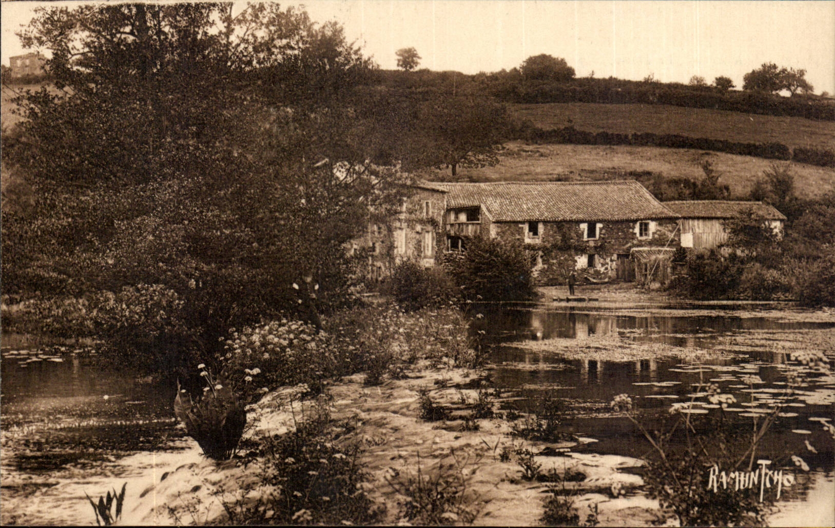 CPA Mervent die Muhle von Wasser zwei auf dem Recht die Mutter auf dem links das Vendee