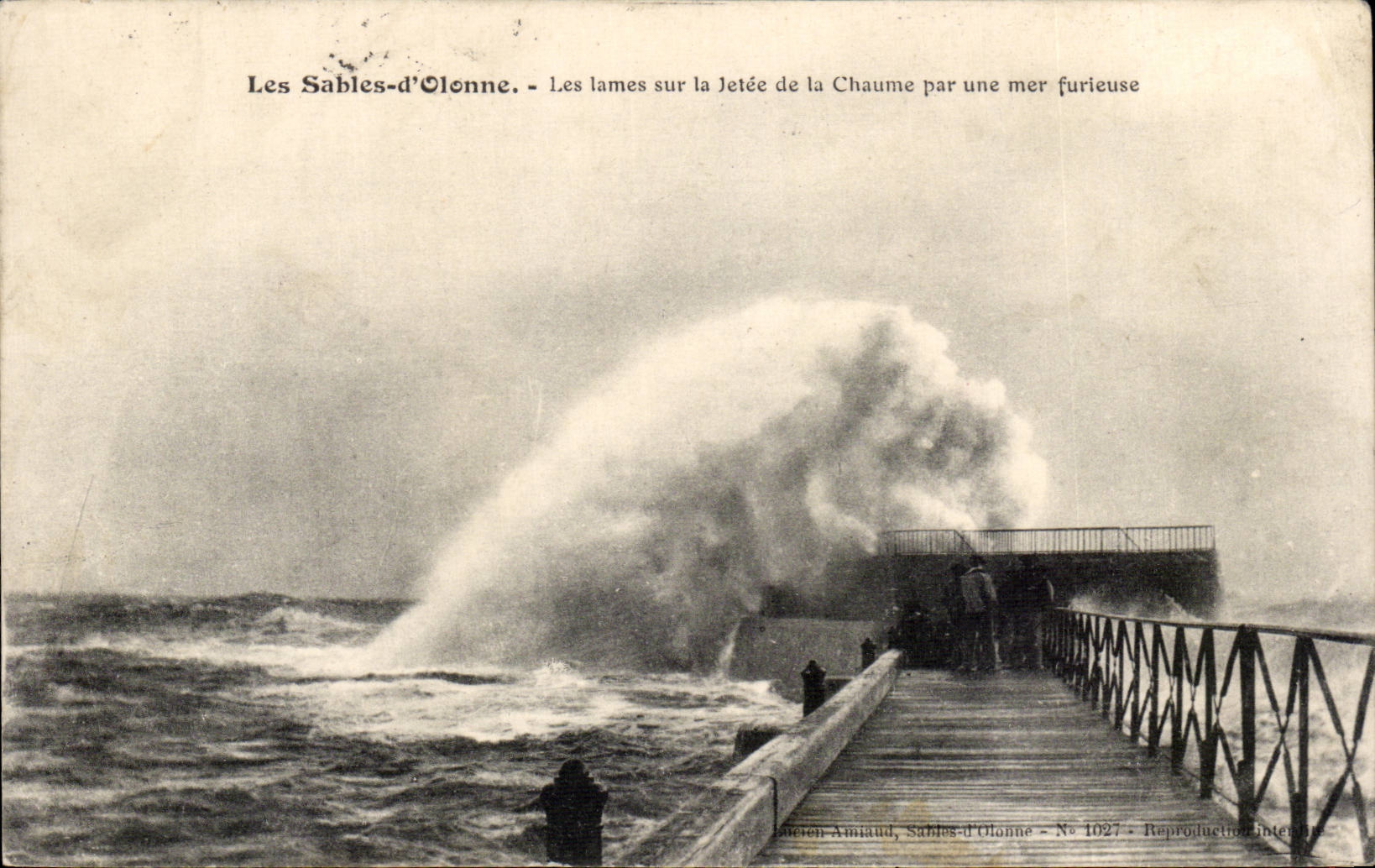 CPA Sande der olonne Blatter auf dem Pier von Thatch durch ein wutendes Meer