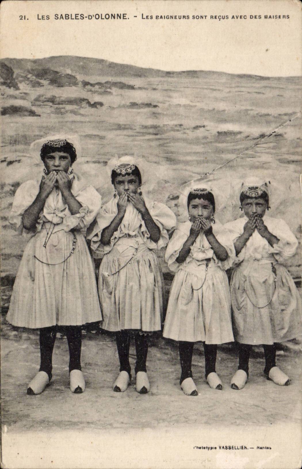 CPA Sande von olonne die Badegaste werden mit Kusse Folklore-Kostum empfangen