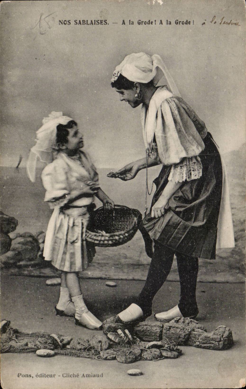 CPA Sande von olonne zum grode! With das grode! Folklorekostum Kappen