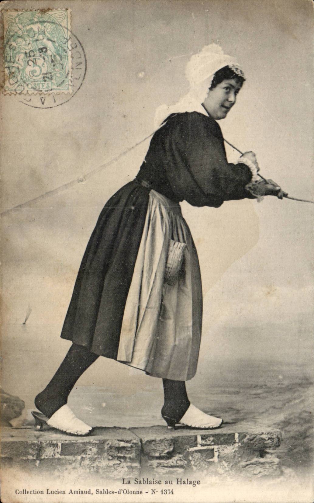 CPA Sande von olonne Sablaises zum Schleppen Folklorekostum