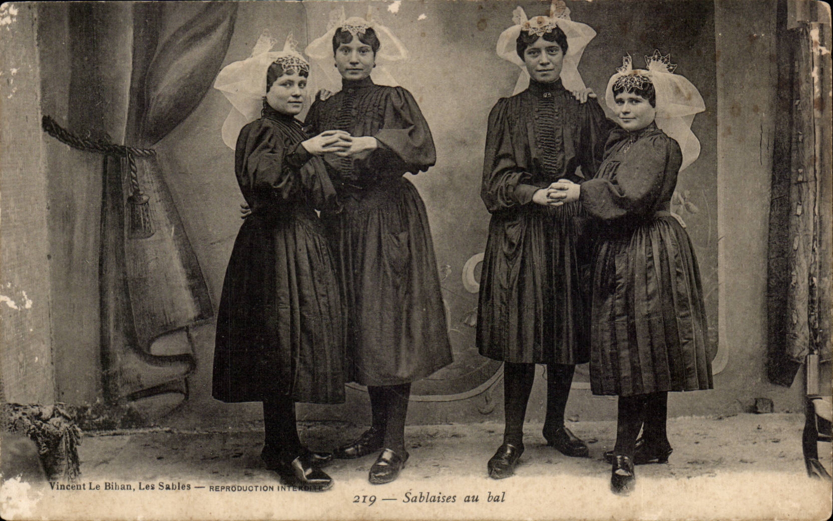 CPA Sablaises mit dem Kugel Folklore-Kostum