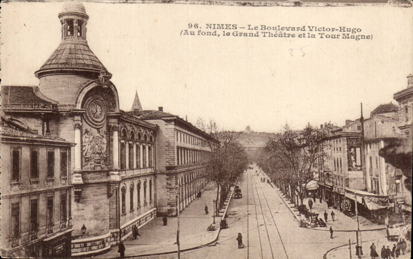 CPA Nimes die Prachtstrasse Victor Hugo (an der Unterseite das grosse Theater und der Magne Aufsatz)