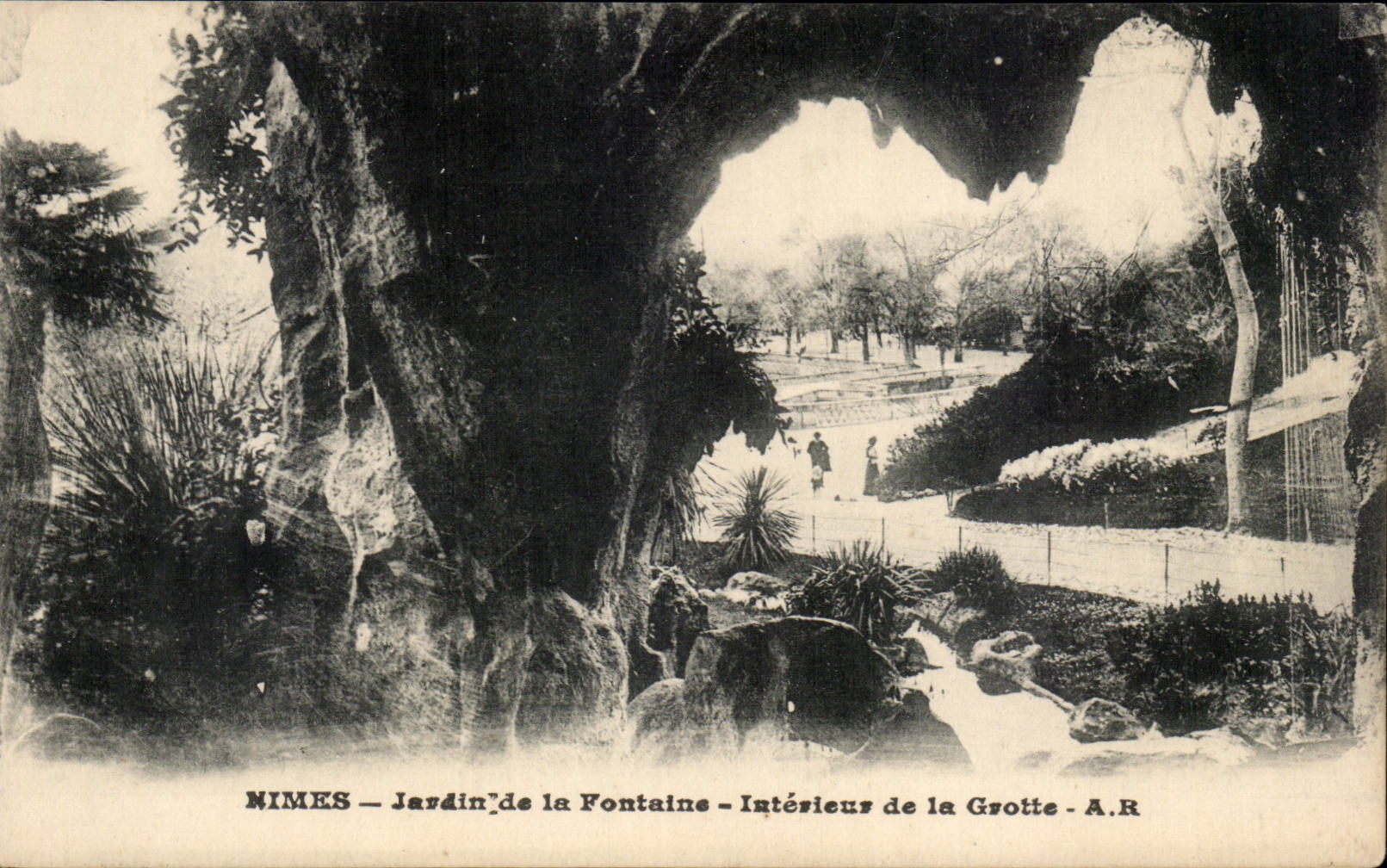 CPA Nimes Innengarten des Brunnens der Hohle