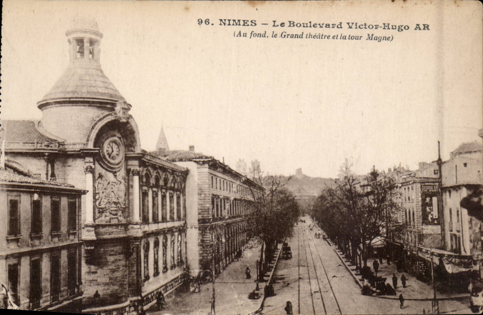 CPA Nimes Prachtstrasse Victor Hugo (an der Unterseite das grosse Theater und der Magne Aufsatz)