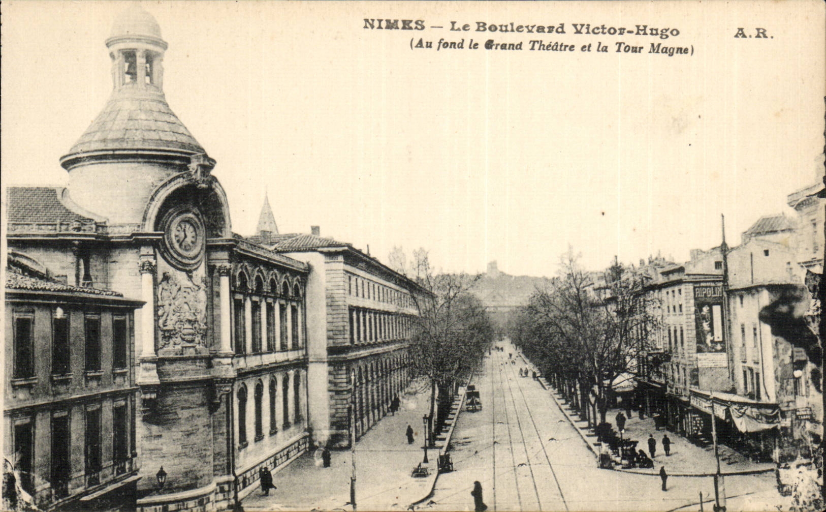 CPA Nimes Prachtstrasse Victor Hugo (an der Unterseite das grosse Theater und der Magne Aufsatz)