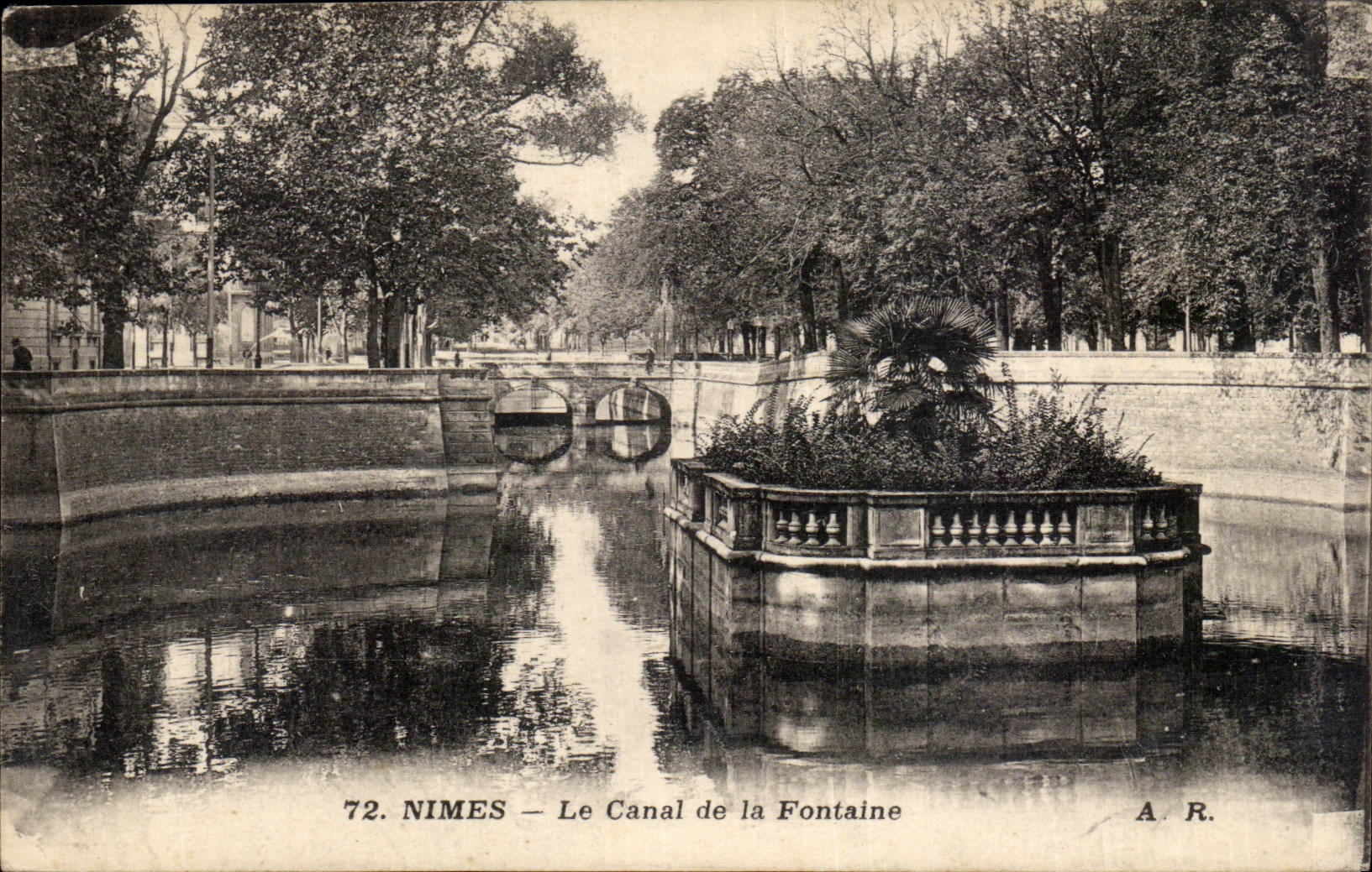 CPA Nimes der Kanal des Brunnens