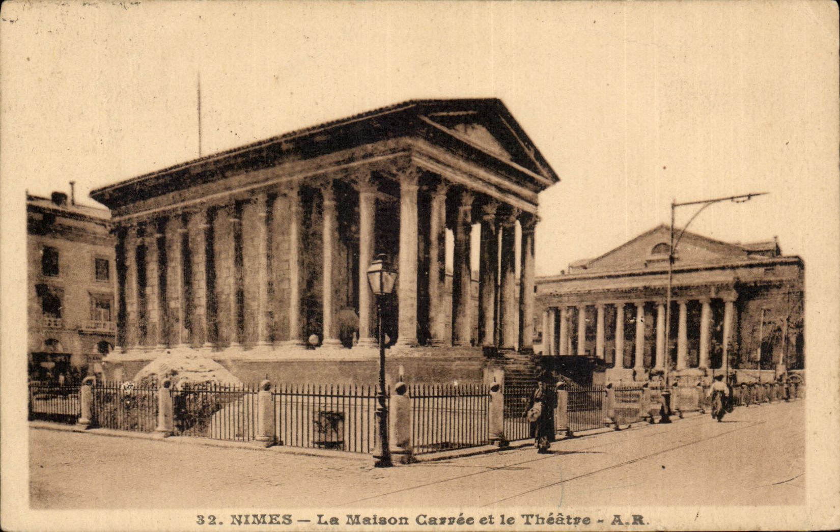 CPA Nimes welches das Haus und das grosse Theater quadriert