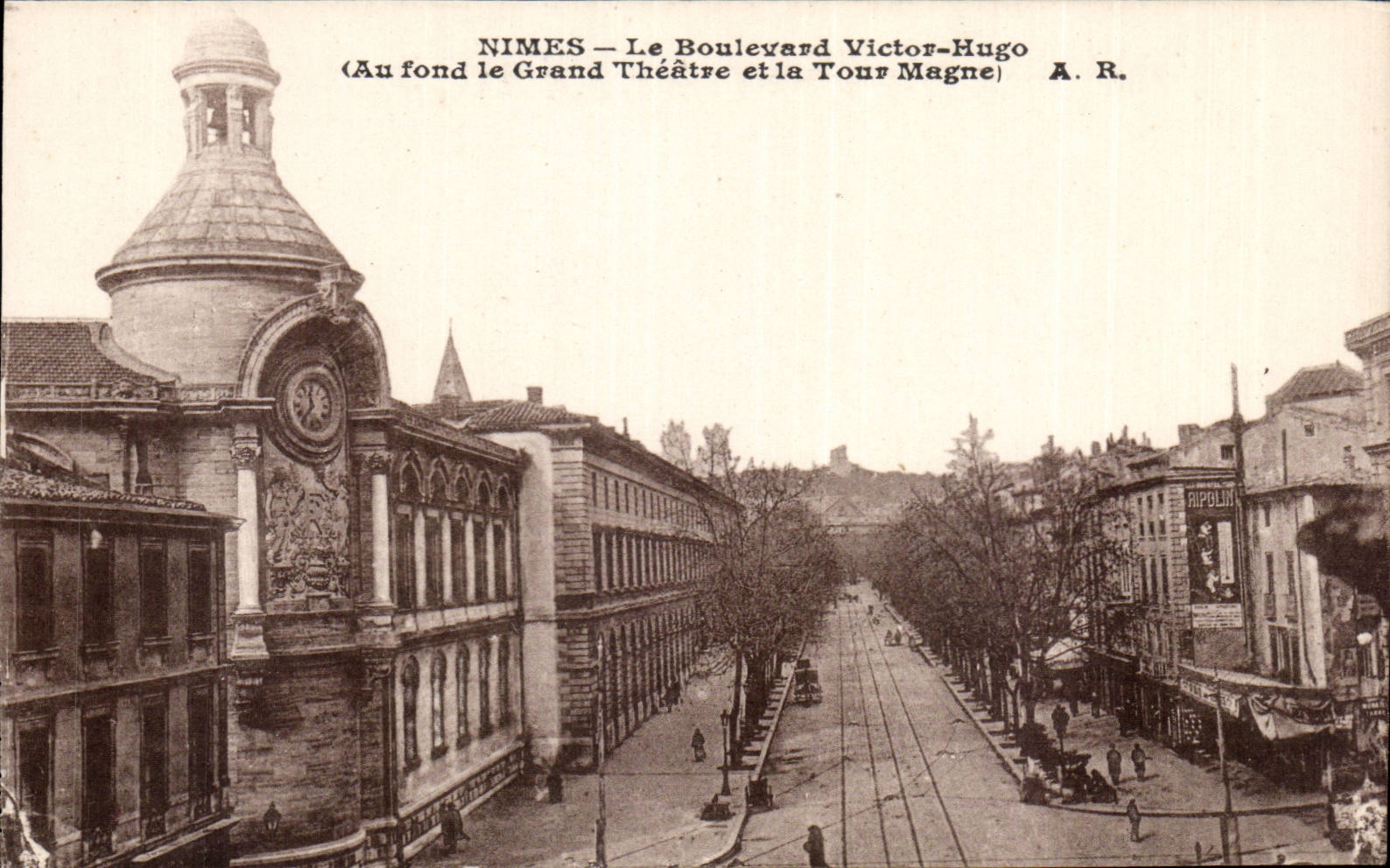 CPA Nimes Prachtstrasse Victor Hugo (an der Unterseite das grosse Theater und der Magne Aufsatz)