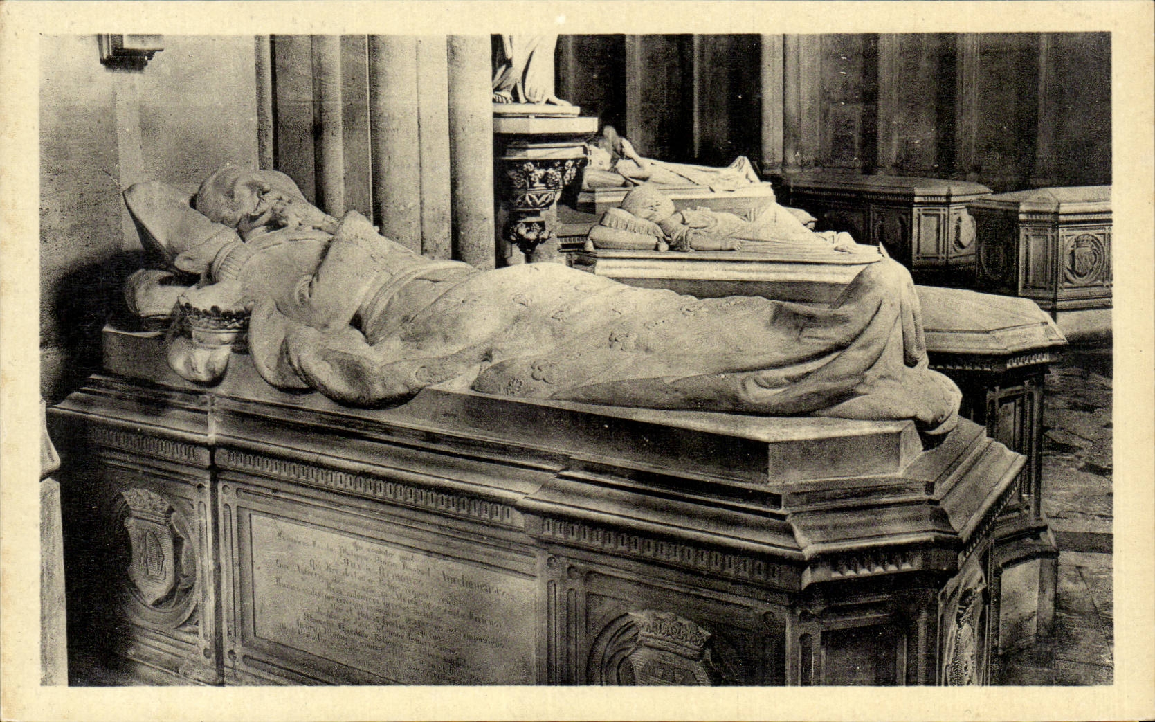 CPA Dreux Wolbung-St- Louisgrab des Herzogs der Nemours Landschaft