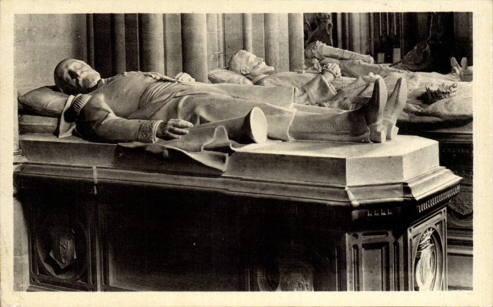 CPA Dreux Wolbung-St- Louisgrab des Prinzen de Joinville durch Mercie