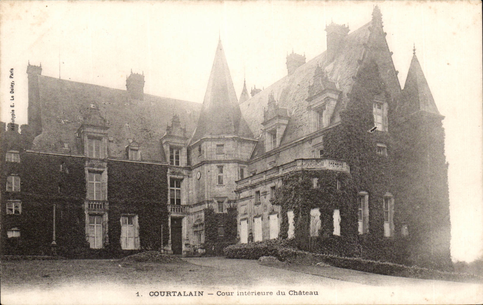 CPA Courtalain Innengericht des Schlosses