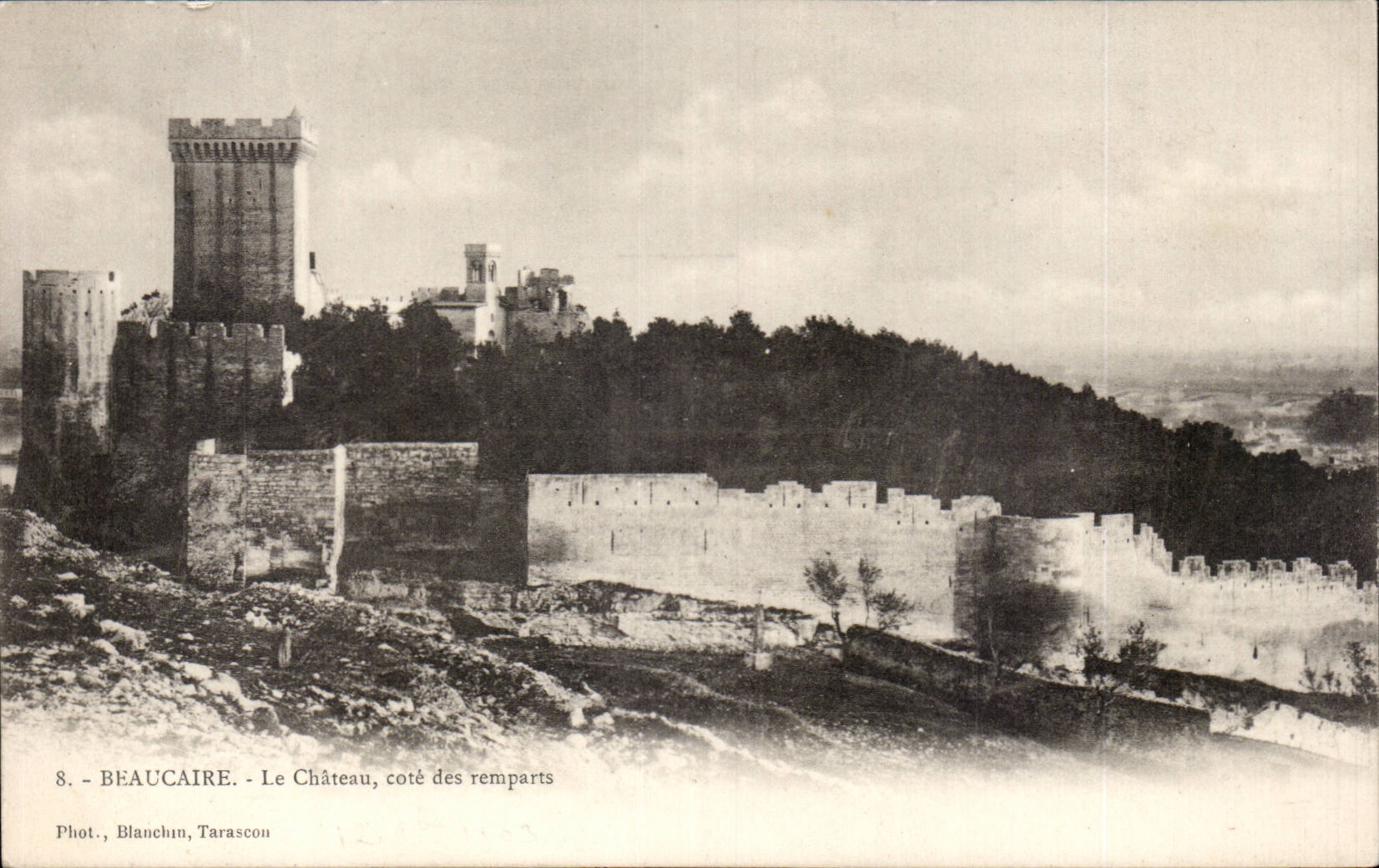 CPA Beaucaire the castle dimensions remaprts