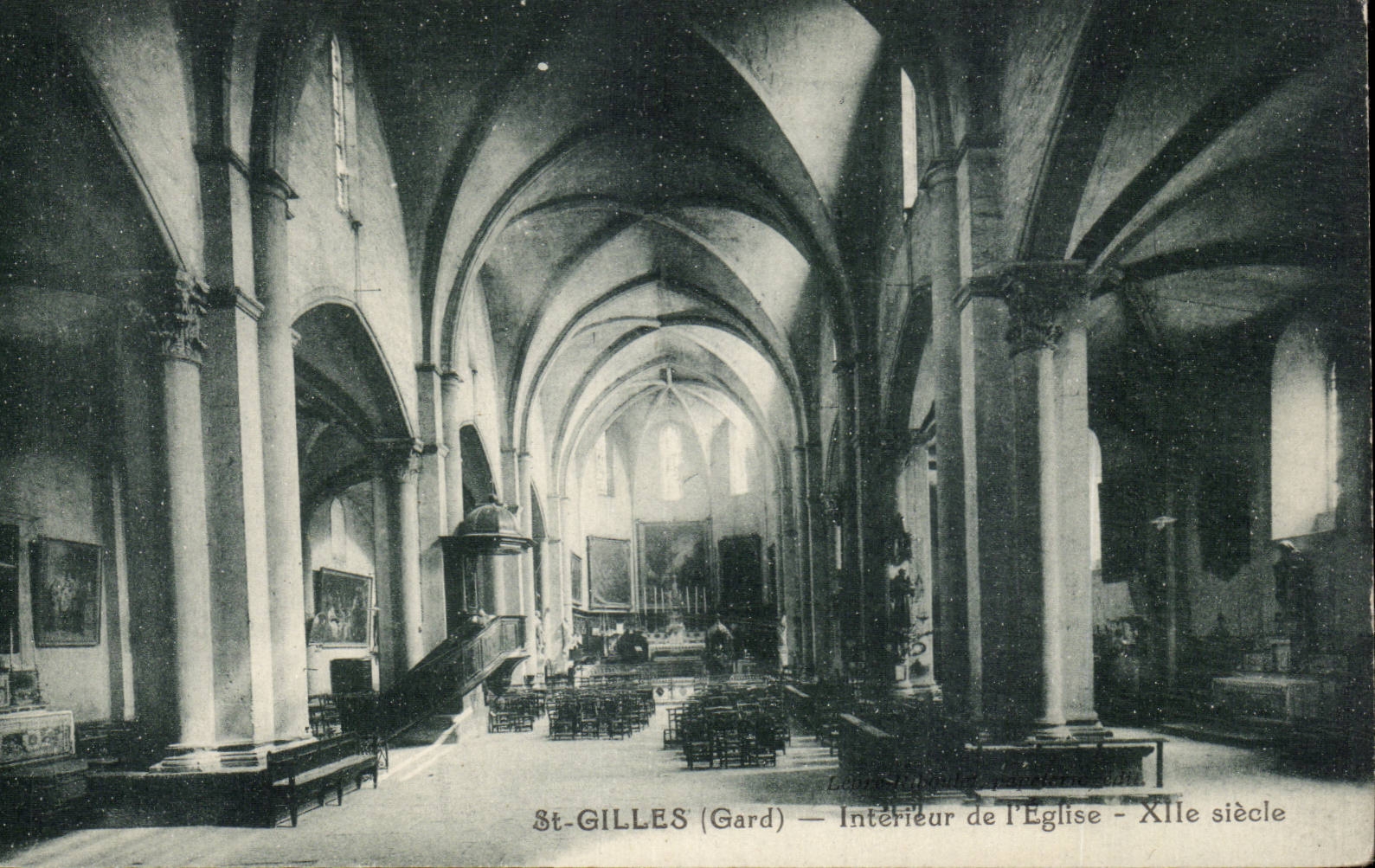 CPA St Gilles Interieur de l'eglise