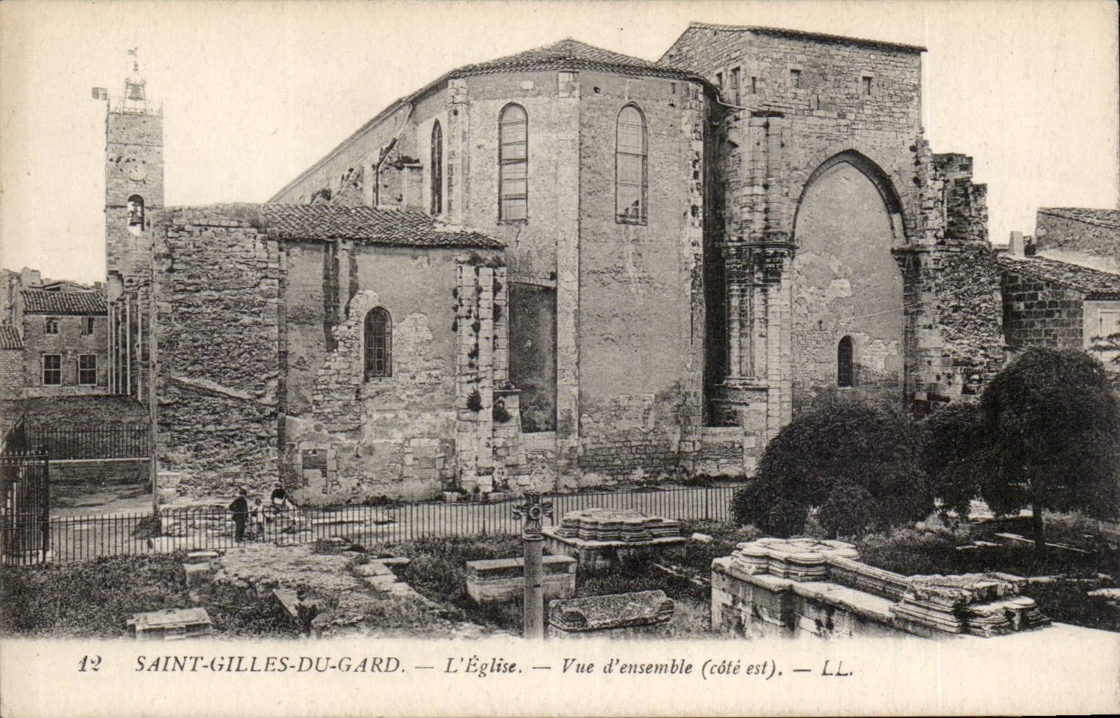 CPA Saint Gilles du Gard L'eglise Vue d'ensemble