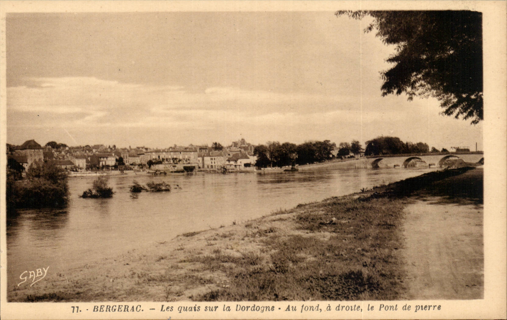 CPA Bergerac quays on the Dordogne At the bottom on the right the stone bridge