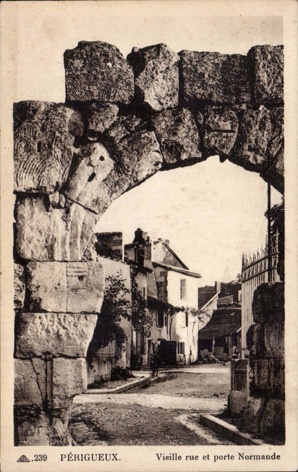 CPA Perigueux Old woman street and carries Normande